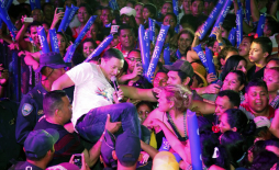 Elvis Crespo pone el sabor en la noche del Carnaval en La Ceiba