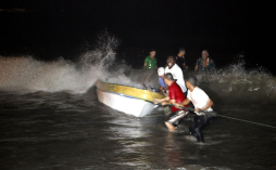 Héroe nada en alta mar para rescatar a su compañero en La Ceiba