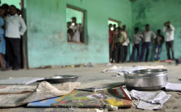 Indignación en India tras muerte de 22 niños por intoxicación alimentaria