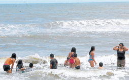Asoma el sol y bañistas llenan playas y balnearios de Honduras
