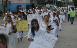 Jóvenes marchan por la paz, la libertad de prensa y de religión