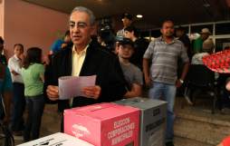 Personajes públicos salen a ejercer el voto en Honduras