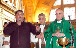 Un 'cartonero' junto a los poderosos del mundo en la misa del papa