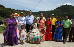 Fiesta y colorido en gira a La Campa, Lempira