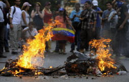 Oposición llama a diálogo, violencia deja 7 muertos en Venezuela