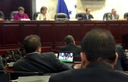 Diputado hondureño ve partido del Barça en sesión del Congreso