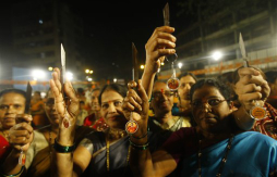 Partido de la India reparte navajas a las mujeres para que se defiendan