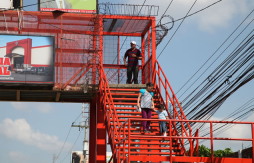 Denuncian peligro por cables en puente peatonal