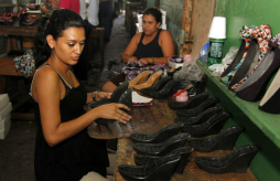 Mujeres hondureñas se abren paso en el oficio de la zapatería
