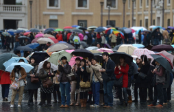 Emoción y nerviosismo en la plaza San Pedro tras la segunda fumata