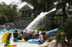 Parques acuáticos reciben ya a centenares de bañistas