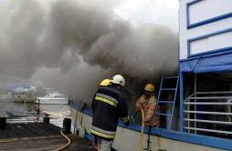 Barco incautado a narcos se quema en muelle de La Ceiba