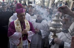 Cientos de Palestinos y peregrinos festejan en Belén La Navidad