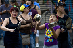 Oposición llama a diálogo, violencia deja 7 muertos en Venezuela