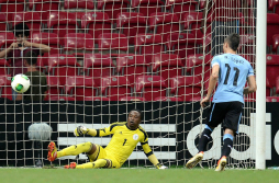 Uruguay gana a Nigeria con penal 'a lo Panenka' y va ante España