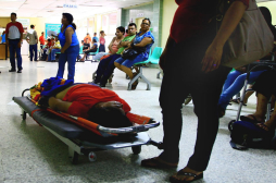 Sí se atiende en el suelo a los pacientes en el hospital Mario Rivas