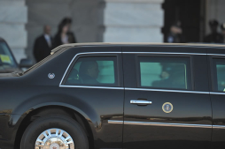 Obama sale de su limusina para saludar en caravana inaugural