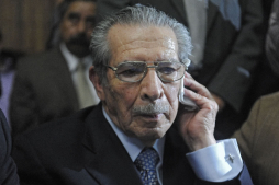 Ríos Montt llevado a hospital tras desmayo en Corte de Justicia