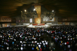 Madres de migrantes visitan la Basílica de Guadalupe