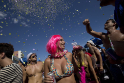 Comparsas de carnaval hacen madrugar a Río de Janeiro