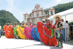 Fiesta y colorido en gira a La Campa, Lempira