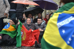 Emoción y nerviosismo en la plaza San Pedro tras la segunda fumata