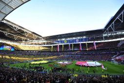 Una marea amarilla y roja inundó Wembley