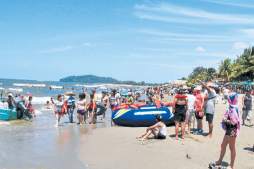 Bellas mujeres y diversión en las playas de Tela y La Ceiba