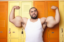 El hombre con los bíceps más grandes
