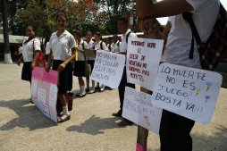 Escolares claman por puente peatonal tras muerte de niña