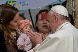 Papa Francisco condena narcotráfico y rechaza legalización de las drogas