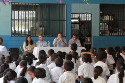 Apoyan a 300 alumnos con merienda escolar