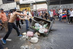 Oposición llama a diálogo, violencia deja 7 muertos en Venezuela