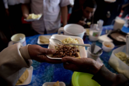 Comedor para migrantes en México reabre pese a amenaza del crimen