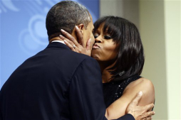 Obama enamorado de su esposa Michelle, adora su 'flequillo'