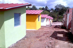 Presidente Lobo inaugura proyecto habitacional