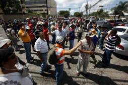 Docentes continúan protestas por falta de pago en Tegucigalpa