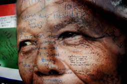 El mundo celebra los 95 años de Mandela que sigue en el hospital