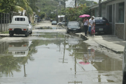 Sitiados por aguas negras están en la Santa Martha