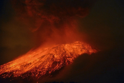 México: Volcán Popocatépetl lanza cenizas en tres pueblos