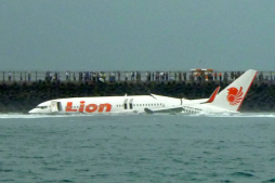 Indonesia: Un avión cae al mar, se parte al medio y nadie muere