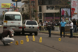 Sicarios acribillan a expolicía y a mujer en bulevar de Tegucigalpa