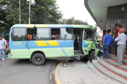 De milagro se salvan de morir motoristas de bus y un turismo