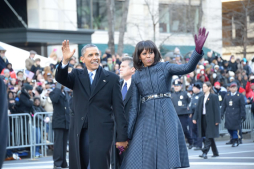 Obama sale de su limusina para saludar en caravana inaugural