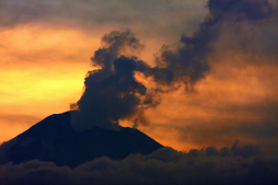 México: Volcán Popocatépetl lanza cenizas en tres pueblos