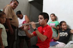 Alex, el pequeño presidente electo por Dios y los niños