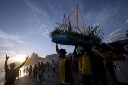 Comparsas de carnaval hacen madrugar a Río de Janeiro