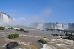 Foz de Iguazú... ”donde las piedras cantan”