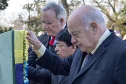 Con ofrenda de flores y minuto de silencio la OEA homenajea a Chávez