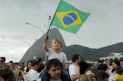 Niños se suman a protesta frente al Congreso de Brasil